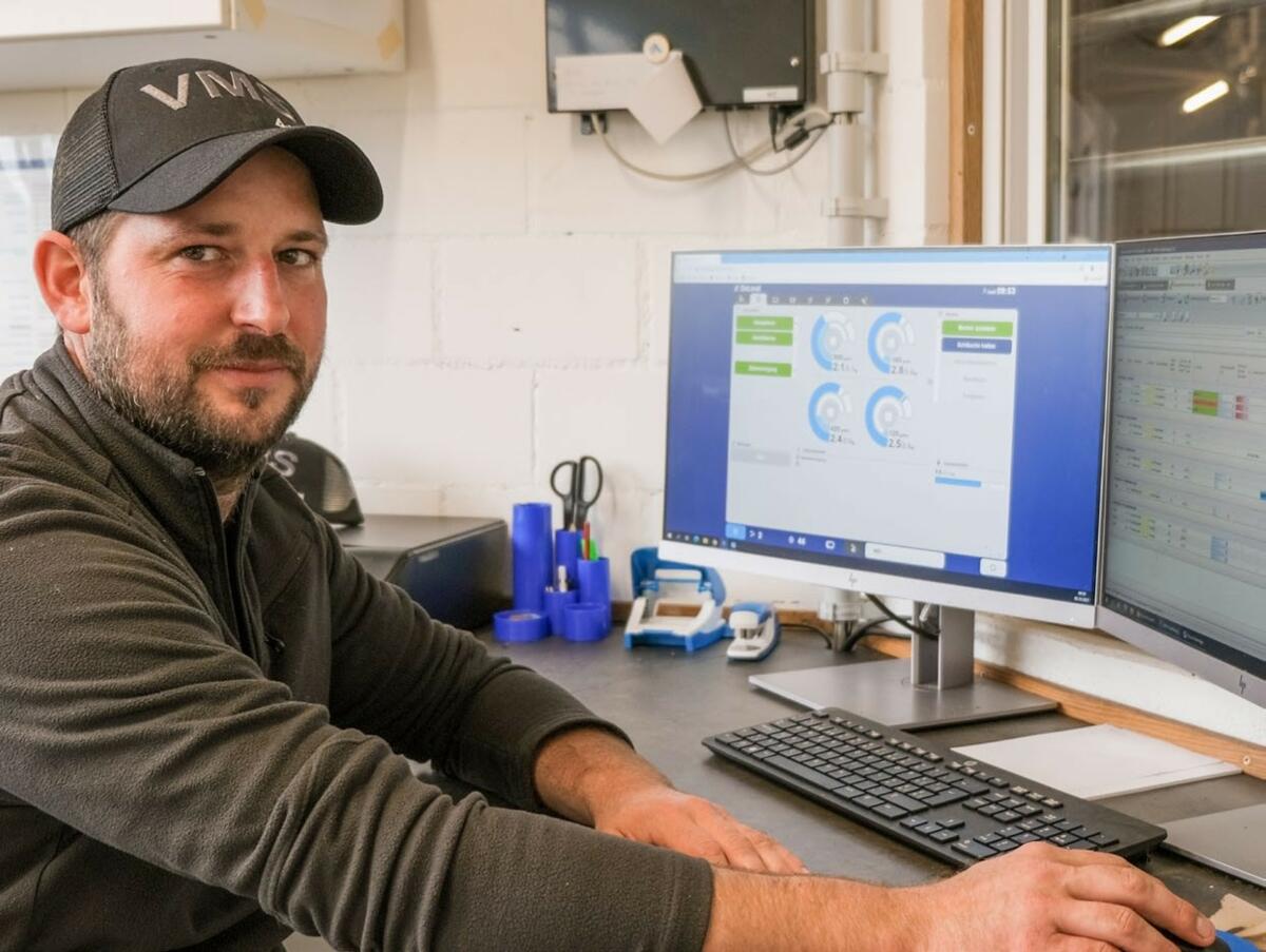 Ungefähr 10 bis 15 Minuten verbringt Martin Iseli täglich mit dem DeLaval Programm (DelPro) am Computer.