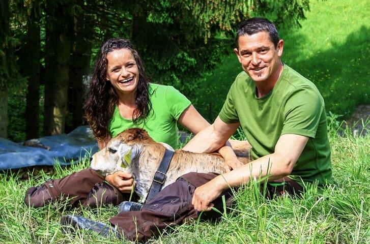 Die Kälber auf dem Hof Obermatt im luzernischen Root gehören vom ersten Lebtag an denen, die sie später essen werden. Die Patenschaften sind begehrt: Ma...