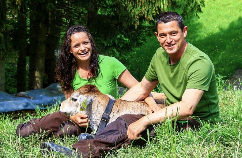 Dès leur premier jour de vie, les veaux du domaine Obermatt, à Root (LU), appartiennent à ceux qui les consommeront plus tard. Les parrainages sont appr...