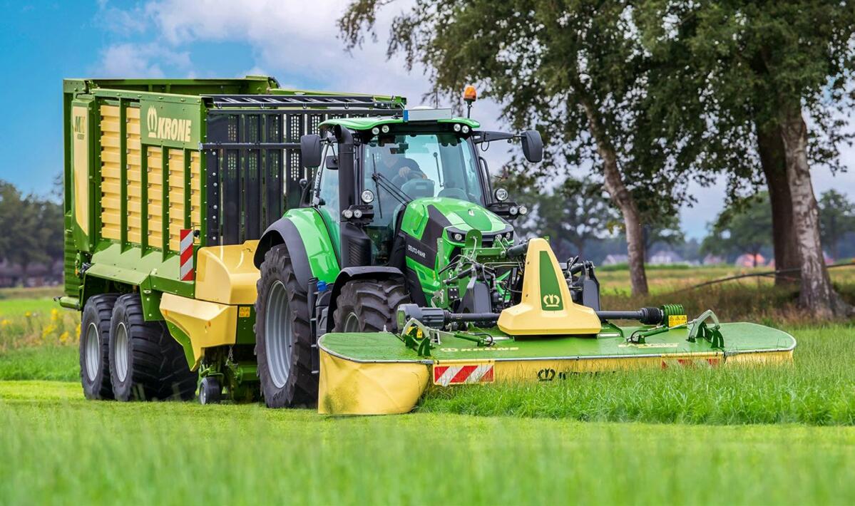 La faucheuse frontale Easy Cut F 400 CV Fold a été récompensée pour sa grande largeur de travail et le repli rapide en mode de transport. Photo: màd