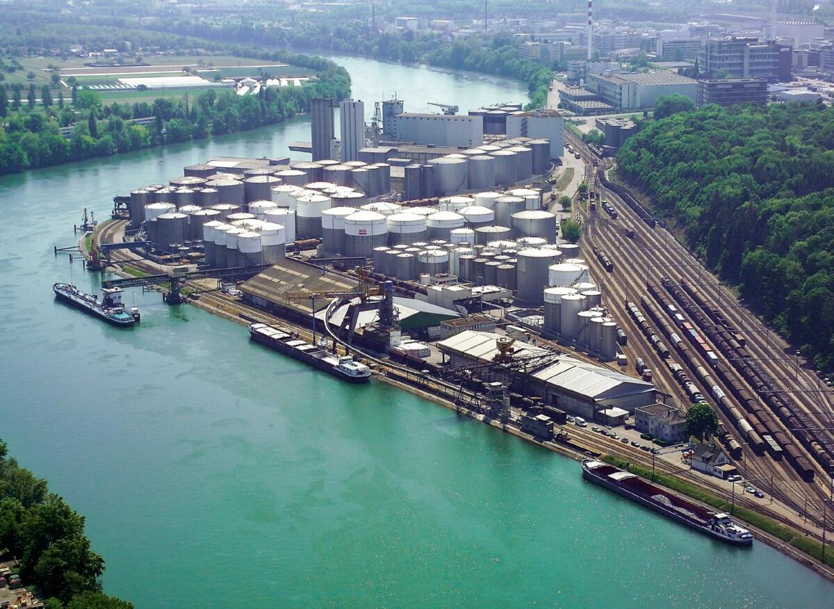 Grâce à son excellente infrastructure, le site de transbordement de Landor à Auhafen (BL) assure la liaison entre bateau, train et camion.