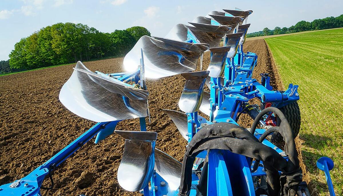 Mit den Anbaudrehpflügen der jüngsten Generation können alle Einstellungen von der Traktorkabine aus vorgenommen werden. 