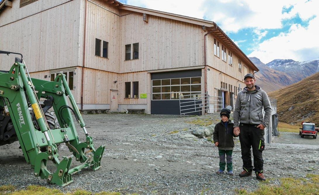 Dominik Menn mit Sohn Adrian vor dem wahrscheinlich höchsten neuen Stall in Europa.