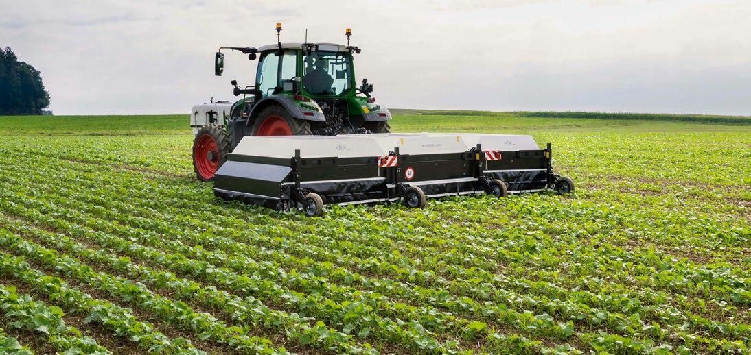 Die intelligente Feldspritze ARA wird wie herkömmliche Anbaugeräte über die Dreipunkthydraulik am Traktor montiert und anschliessend übers Tablet mit we...