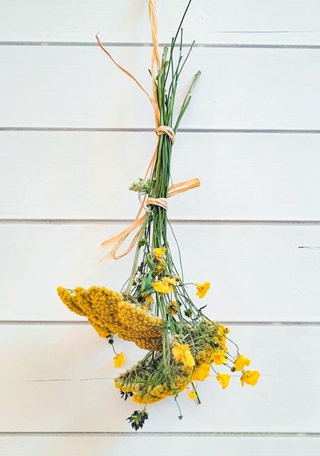 Suspendre des fleurs fraîches la tête en bas dans un endroit sombre et sec est la méthode la plus courante pour fabriquer soi-même des fleurs séchées.