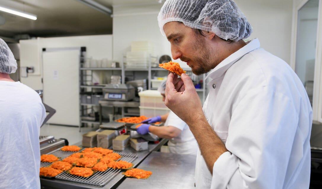 Geruch und Farbe kommen dem Original aus dem Wasser verblüffend nah. Als Rohstoff für die Räucherlachs-Alternative aus Rüebli verwendet Wild Foods Rohwa...