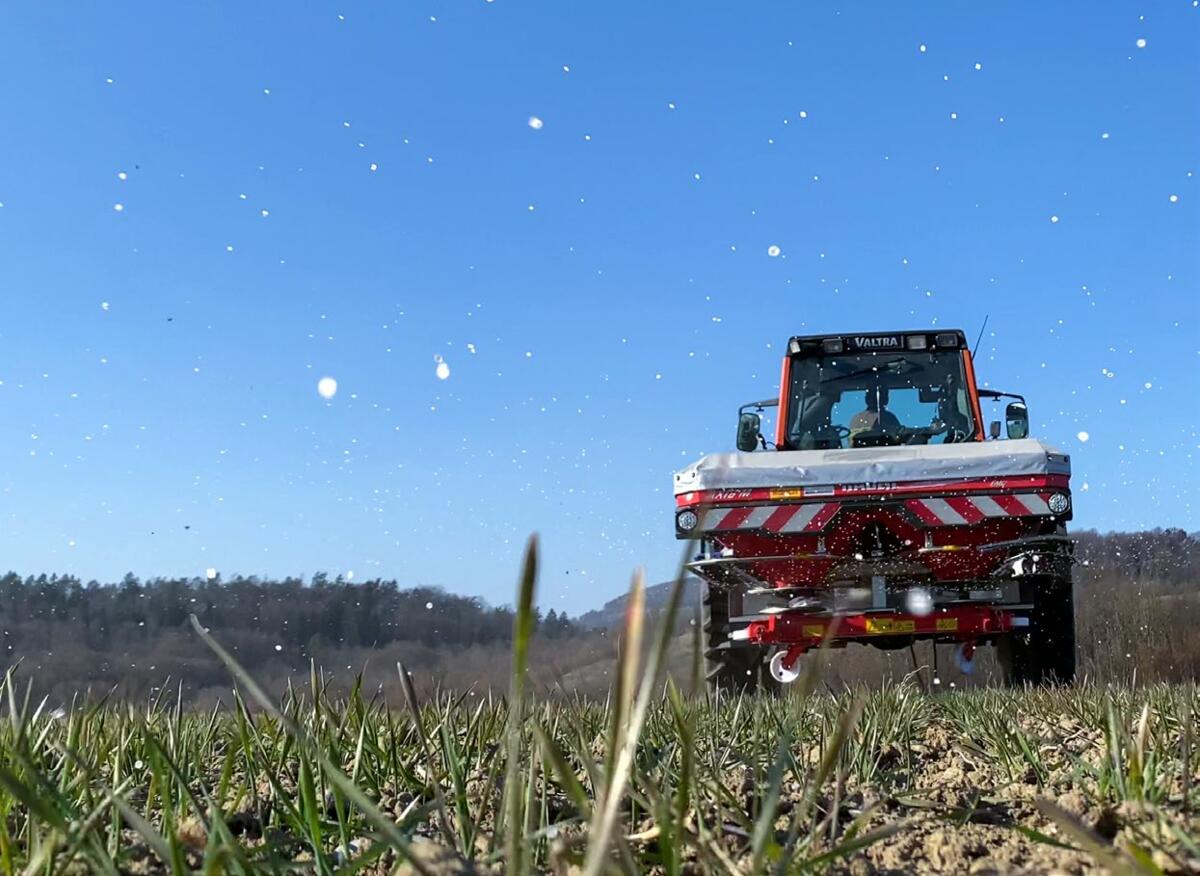 Die ortsspezifische Düngung lässt sich am einfachsten mit einem Streuer mit automatischer Mengenregelung umsetzen. Im Projekt wurde aber auch mit manuel...
