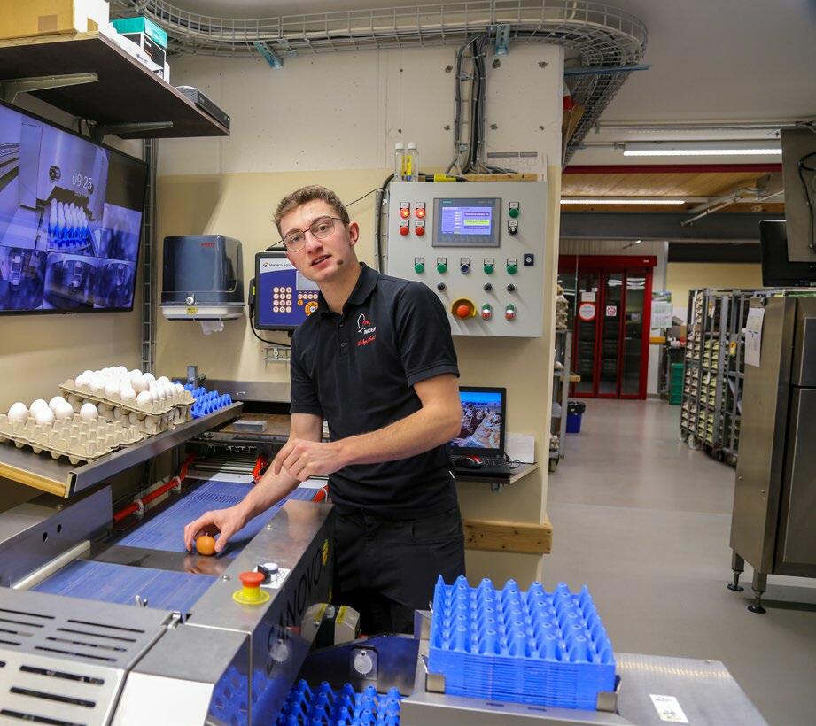 Tobias Meierhofer, futur aviculteur, sait que la performance et la qualité dépendent du bienêtre des animaux. Dans la ferme avicole Inauen à Oberdürnten...