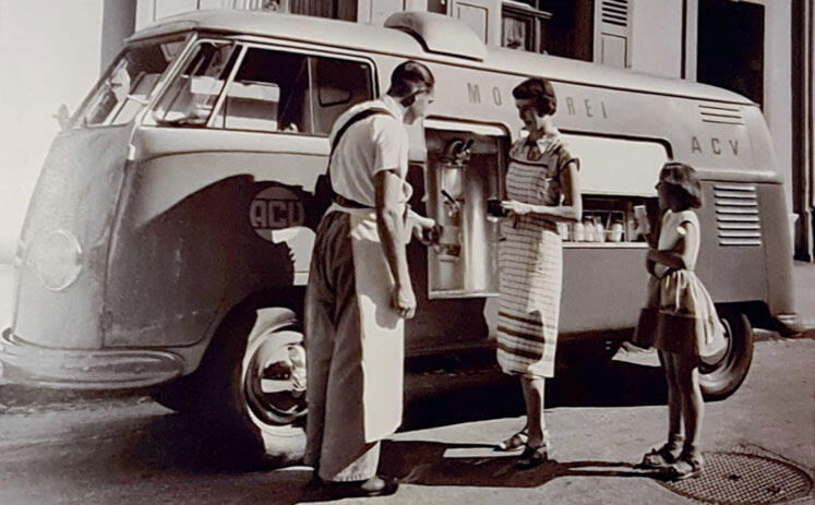 Vom Milchmann des AVC-Konsumvereins gab es in Basel in den 1950er-Jahren frische Milch ab der Zapfanlage. 