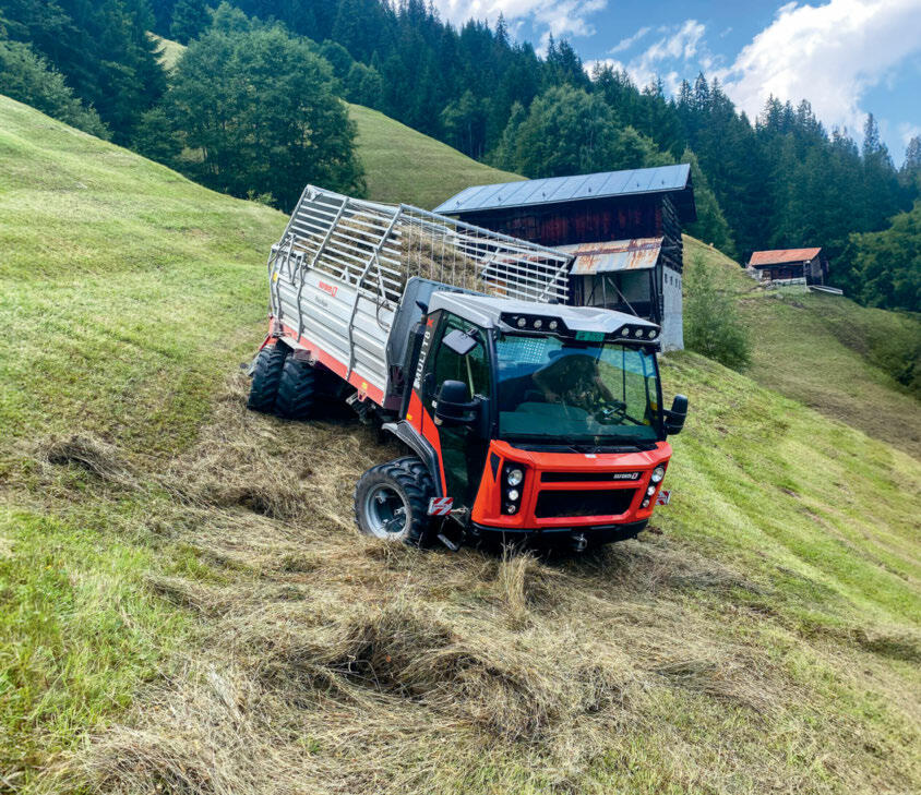 Nebst dem PrimAlpin Aufbauladewagen kann an den Muli T8 X ein Miststreuer, ein Güllefass oder ein Kipper angebaut werden.  Bild: Martin Candinas