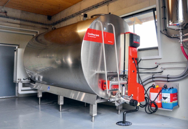 Eine Wärmerückgewinnung aus dem CO2-gekühlten Milchtank sorgt für die Erzeugung von Warmwasser.