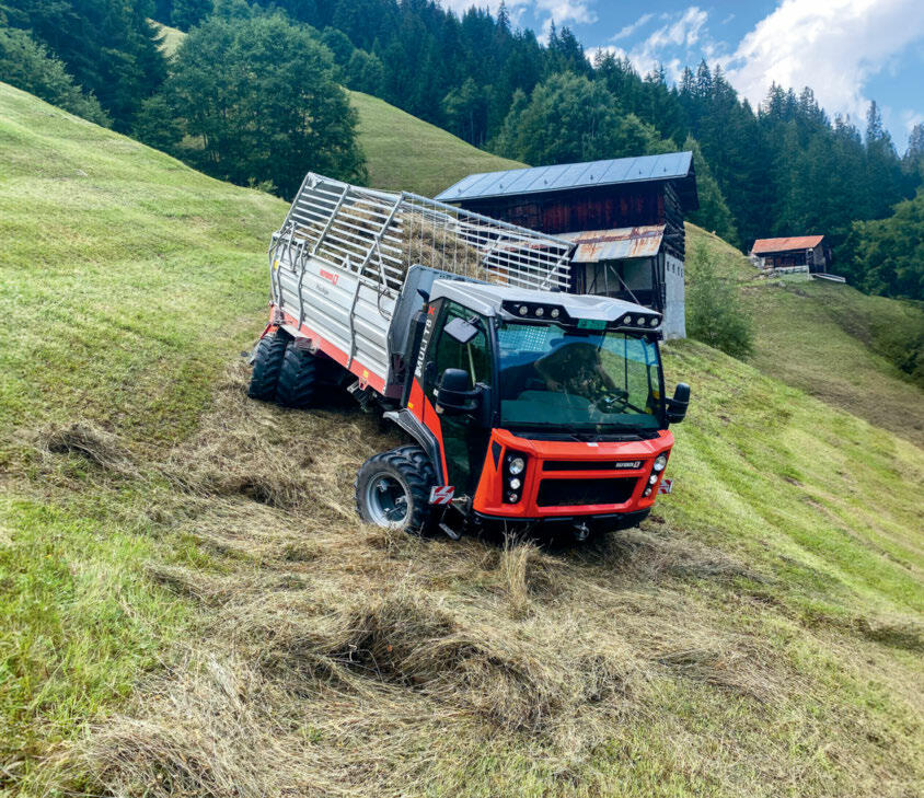 En plus de l’autochargeuse PrimAlpin, le Muli T8 X peut recevoir un épandeur à fumier, une citerne à lisier ou une benne.  Photo: Martin Candinas