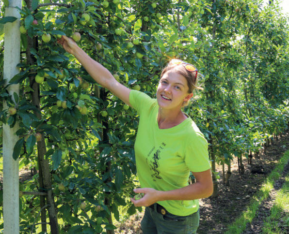 Afin de pouvoir réagir rapidement à tout changement, Sandra Deringer, future arboricultrice, inspecte régulièrement toutes les petites bêtes qui vivent...