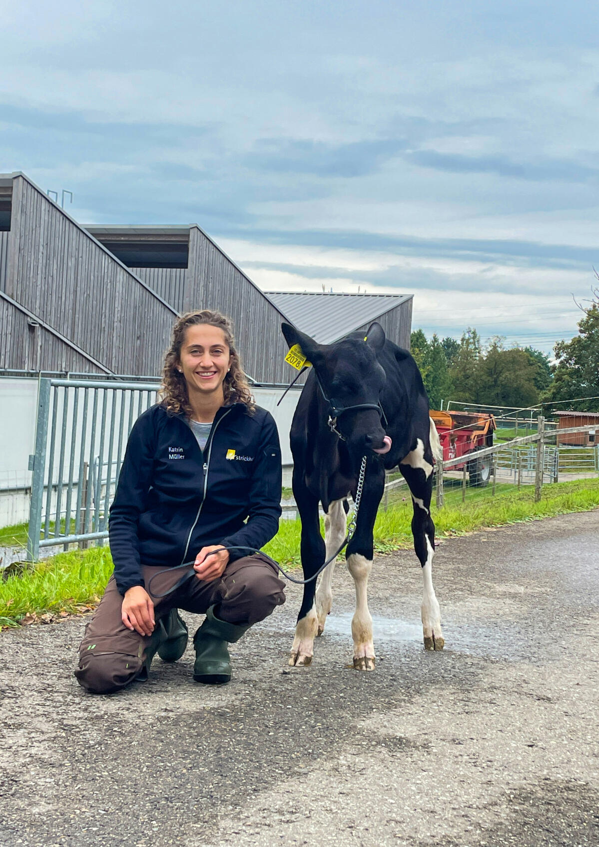 Züchtungserfolg am Strickhof: Katrin Müller präsentiert das Holstein-Kuhkalb Cool Girl. Es trägt das Slick-Gen und fühlt sich auch bei 25 Grad noch wohl...