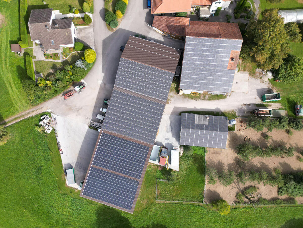 Panneaux photovoltaïques sur le toit et la façade, batterie de stockage derrière la maison et système intelligent qui dirige l’électricité là où elle es...