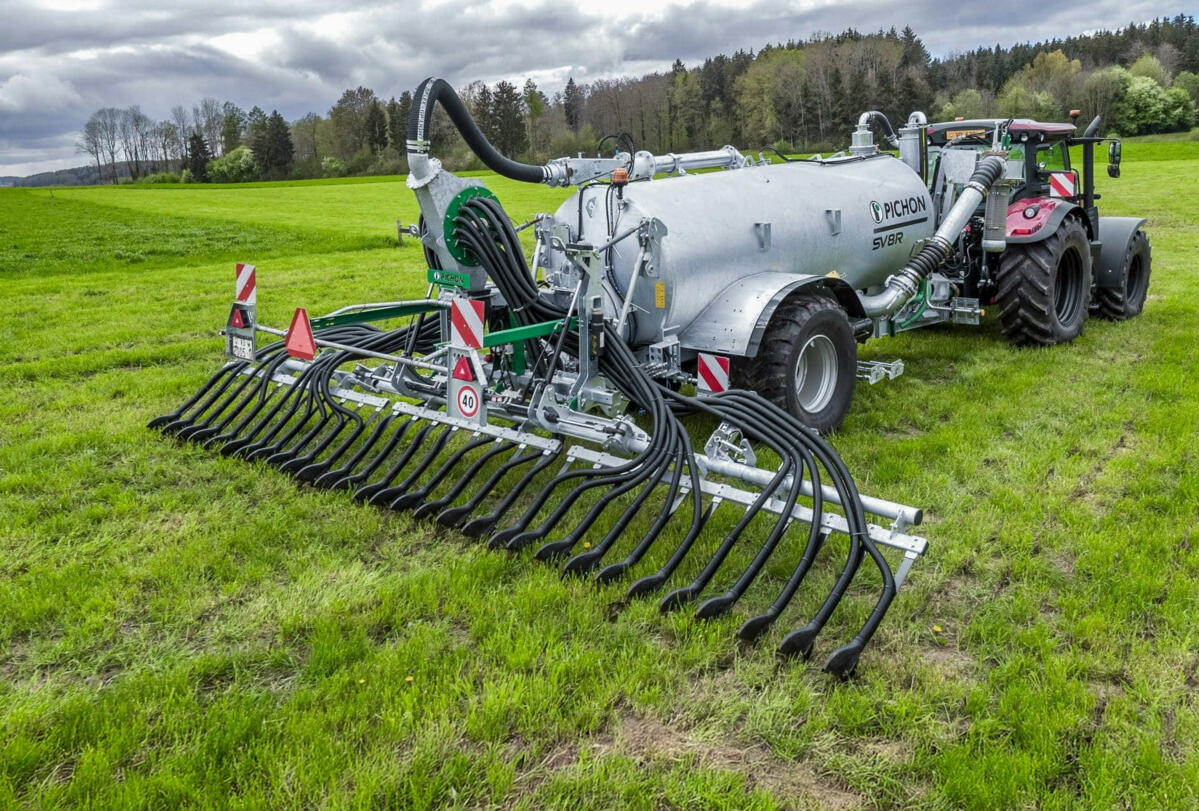 Mit einem Schleppschuh fliesst die Gülle in den Boden, ohne das Futter zu verschmutzen.