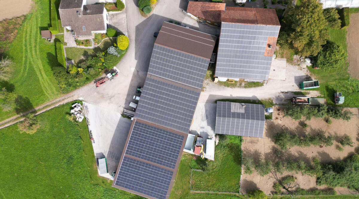 Der Betrieb von Familie Baur aus Wettswil am Albis (ZH) machts vor: Photovoltaikanlage auf dem Dach und an der Fassade, Batteriespeicher hinter dem Haus...