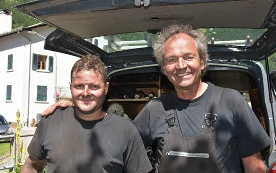 Séance photo avec le duo de ramoneurs à Poschiavo : le maître ramoneur Michele Dorsa (56 ans, à droite) aux côtés de son collaborateur Luca Tuena (33 an...