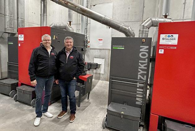 Die neue Wärmeversorgung spare nicht nur CO 2 , sondern schaffe lokale Wertschöpfung, sagen Armin Duss (links), VR-Präsident der Biosphäre Berg-Käserei...