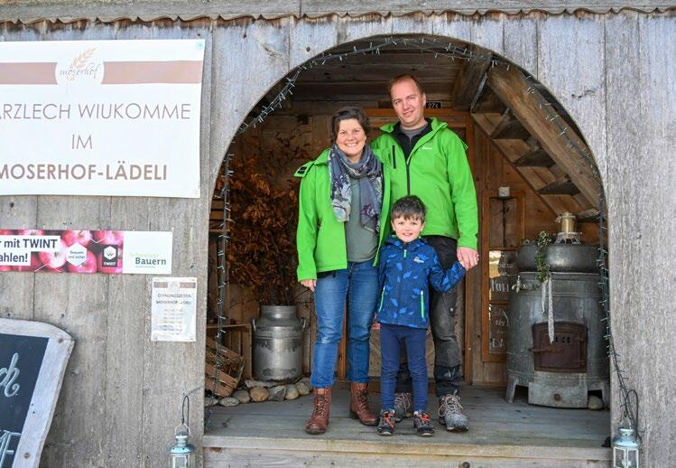 Markus et Christine Moser, avec l’un de leurs enfants, devant le magasin à la ferme Moserhof à Landiswil. On y vend exclusivement des produits issus de...