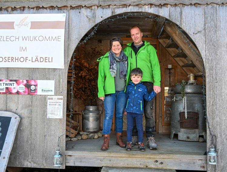 Markus und Christine Moser mit einem ihrer Kinder vor dem Hoflädeli des Moserhofs in Landiswil. Verkauft werden hier ausschliesslich Produkte aus Rohsto...