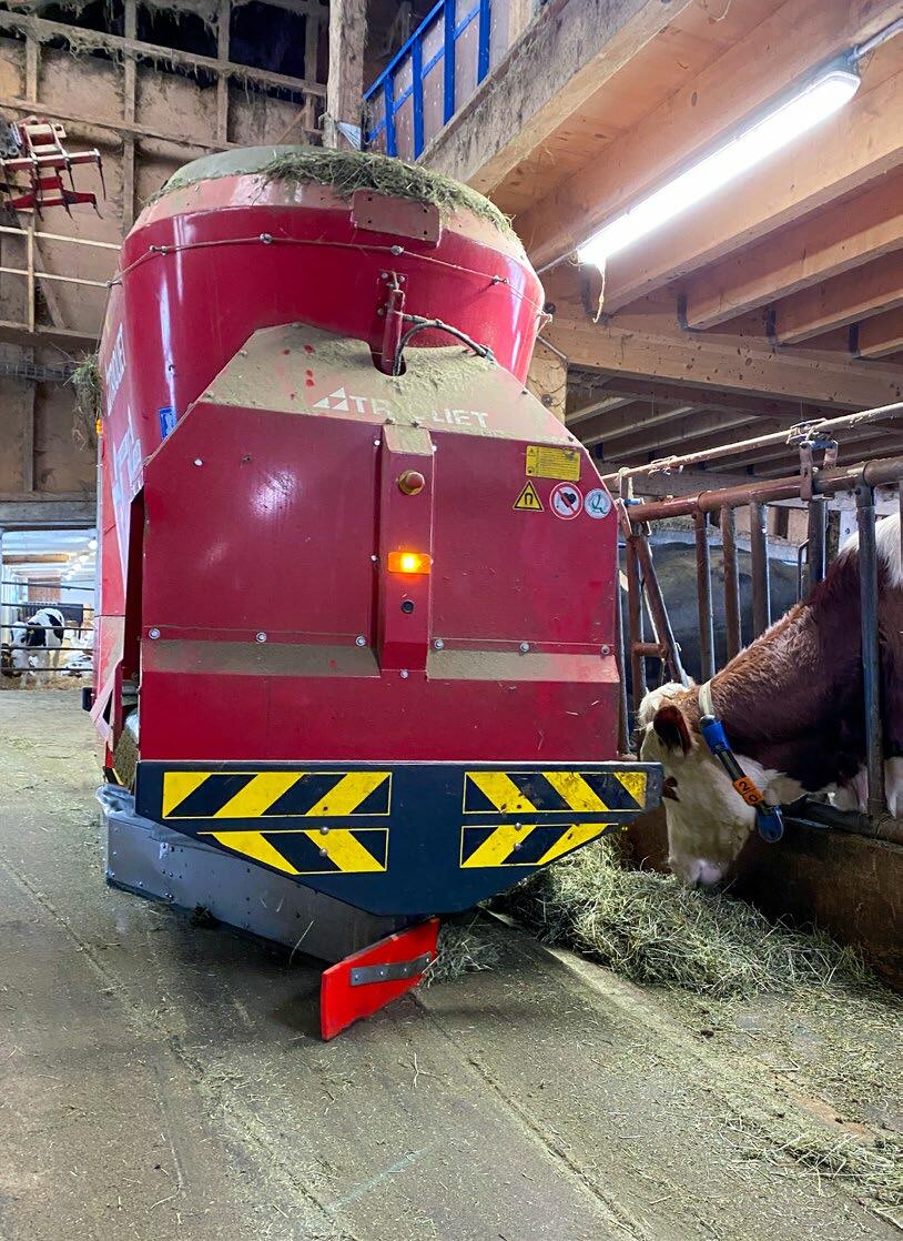 Le robot d’alimentation distribue automatiquement des rations fraîches à plusieurs groupes d’animaux.