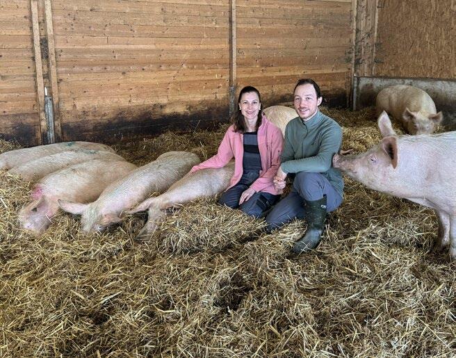 Antonia und Gabriel Ruckli setzen Haltungssysteme wie Gruppensäugen und TMR-Fütterung erfolgreich im Stall um.