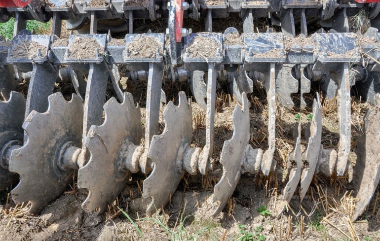 Flache Bodenbearbeitung mit gezackten und geneigten Hohlscheiben