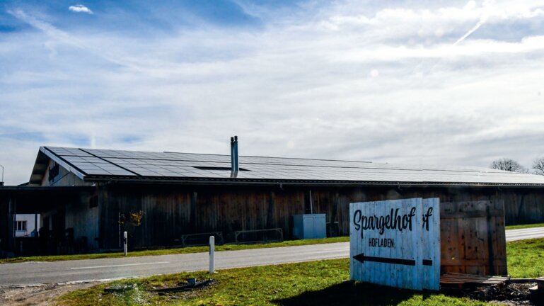 Die Photovoltaik-Anlage der Jucker Farm AG in Rafz wurde von Energie 360 ° geplant, realisiert und jetzt betrieben.