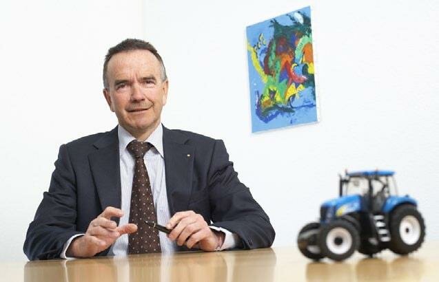 und den eingesetzten Landmaschinen Daten ermittelt. Verknüpft mit den GPS-Positionen kann nun eine gezielte Saat, Düngung und Bewässerung der Pflanzen erfolgen. Somit kann speziell auf die Bedürfnisse der einzelnen Feldteilfläche eingegangen werden, was beachtliche Einsparungen bei den Betriebsmitteln, dem Energieverbrauch und der Arbeitszeit bewirkt. Durch den geringeren und präzisen Einsatz von Herbiziden und mineralischen Düngern werden zudem weniger Umweltgifte eingesetzt. Entsprechend können auch die kleineren Landwirtschaftsbetriebe von der Digitalisierung profitieren und ökonomischer arbeiten.  Die Schweizer Landwirtschaft hat schon bessere Zeiten erlebt, wie sind die Aussichten im Bereich der Mechanisierung? Jürg Minger ist Geschäftsführer der Bucher Landtechnik AG und gleichzeitig SLV-Präsiden