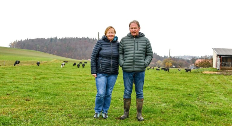 Laurence Andrey und José Eggertswyler führen in Ependes (FR) einen Betrieb mit 48 Milchkühen und 30 Hektaren Grünland. 