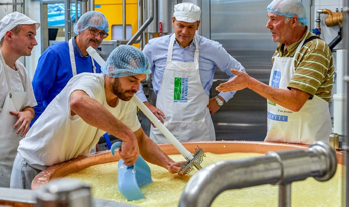 Dank der Unterstützung von fenaco Engagement konnte die Fromagerie d’Anniviers eine neue Käserei bauen: Charles Cardonier (rechts) von der Fromagerie er...