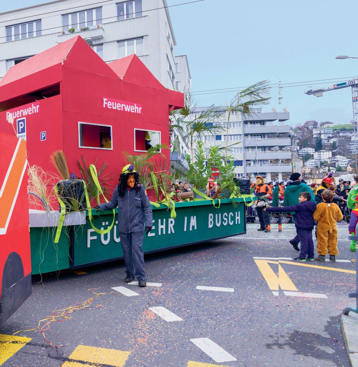 Der Wagen der Chnuschtis 2017. Um zu verhindern, dass jemand unter den Wagen gerät, gehen zwischen Traktor und Wagen zwei Personen mit.