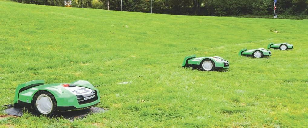 Es können bis zu zehn Roboter gleichzeitig auf der Rasenfläche eingesetzt werden