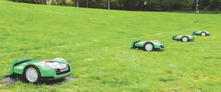Es können bis zu zehn Roboter gleichzeitig auf der Rasenfläche eingesetzt werden