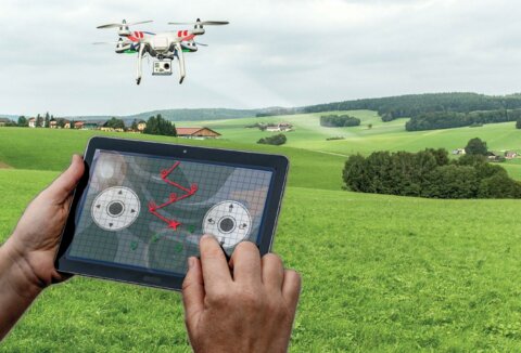 Einsatz von Drohnen im Pflanzenbau: Zur Digitalisierung der Schweizer Landwirtschaft gehört auch das Precision Farming. Es erlaubt, Hilfsstoffe bedarfsgerechter auszubringen.