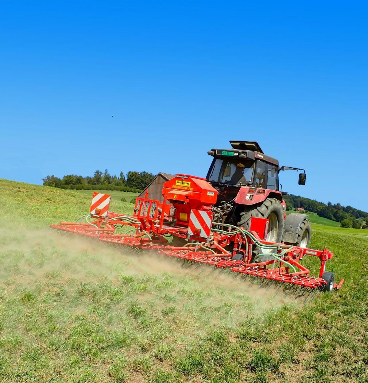 Nach dem Winter ist es Zeit für die Wiesenübersaat.