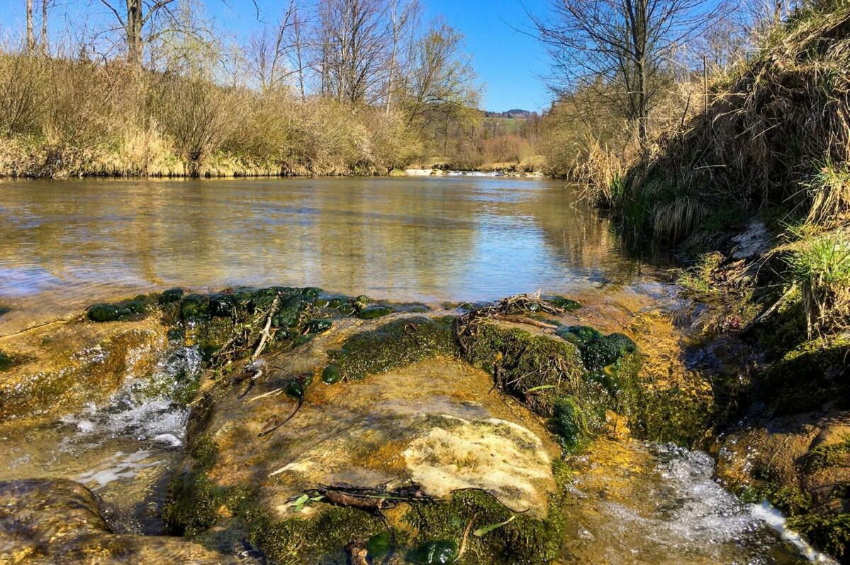 Bottes en caoutchouc utiles : la personne mesurant elle-même la largeur du fond du lit et la largeur de l’ERE se tient sur la rive sans danger.