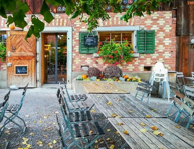 De la place s’est libérée à la ferme événementielle Jucker Farm, à Seegräben. En raison de la crise du coronavirus, le restaurant a été rapidement trans...