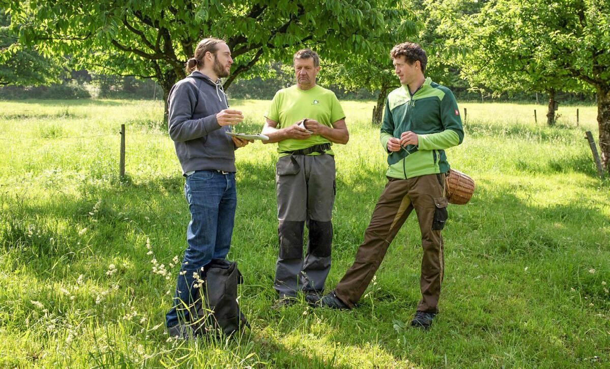 Les Rickenbach en discussion avec le distributeur communautaire Tobias Joos : la prise en charge saisonnière par Crowd Container permet aux Rickenbach d...