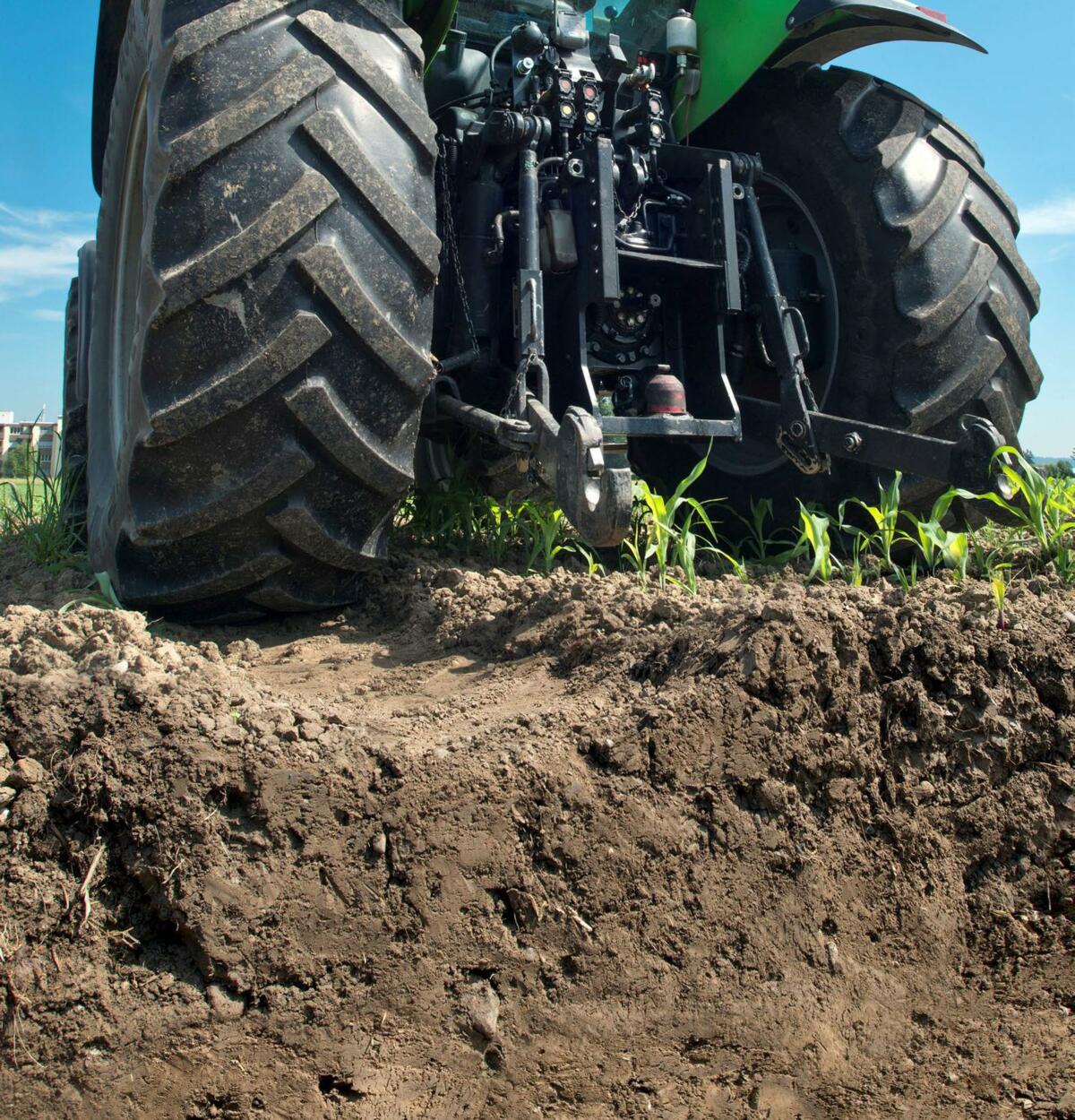 Schwere Maschinen belasten den Boden stark und können so zur Verdichtung, bis in den Unterboden hinein, führen.