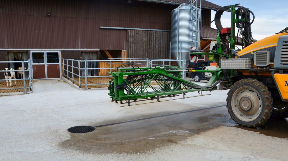 Si une fosse à purin fonctionnelle est disponible, le remplissage et le nettoyage peuvent être réalisés sur une place de lavage étanche reliée à la foss...