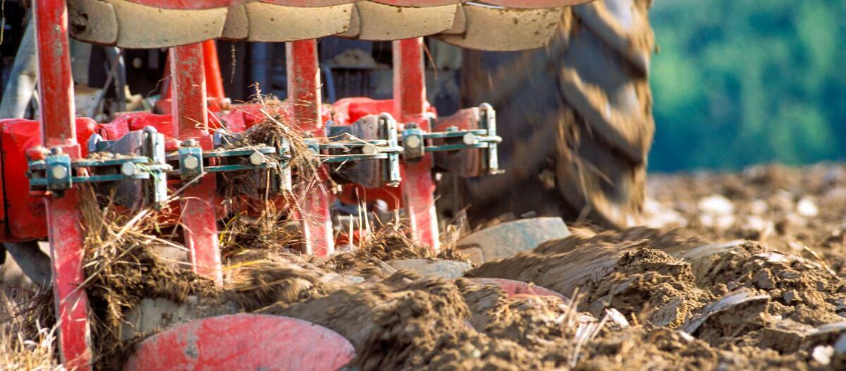 Une profondeur de travail réduite et une pression de pneu inférieure permettent d’économiser près de 20 % de carburant lors des travaux de labour.