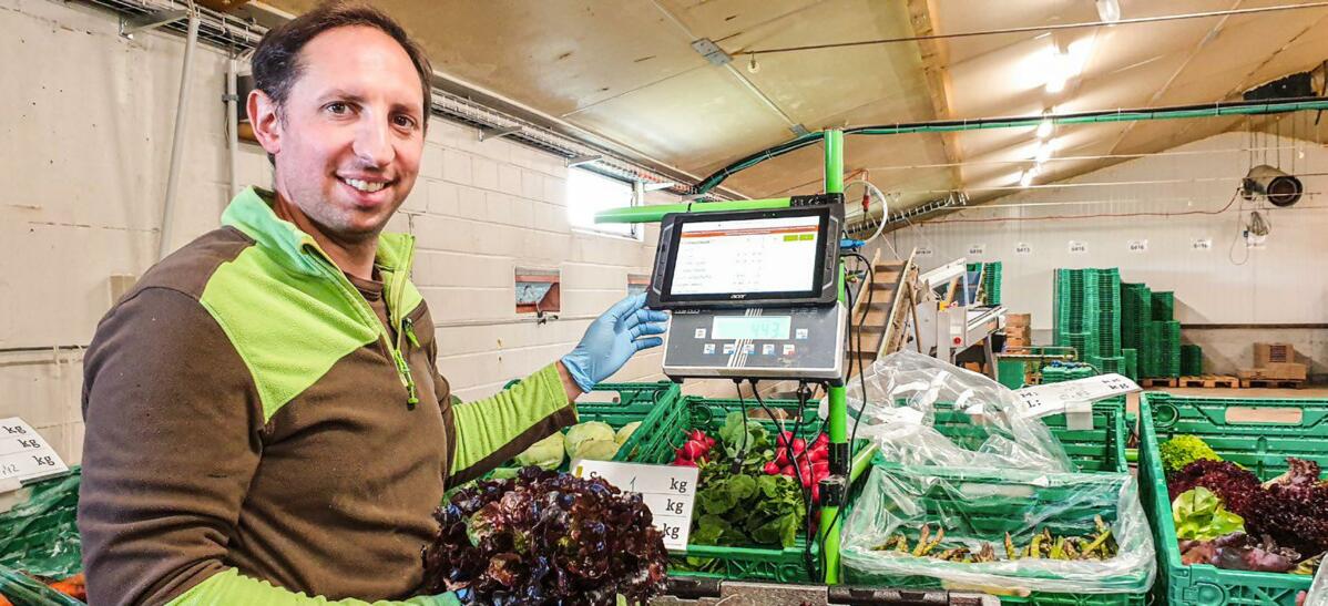 Markus Bernhardsgrütter bleibt auch beim Verpacken vernetzt: Die Waage wird beim Kommissionieren über die Packer-App mit der Warenwirtschaft gekoppelt u...
