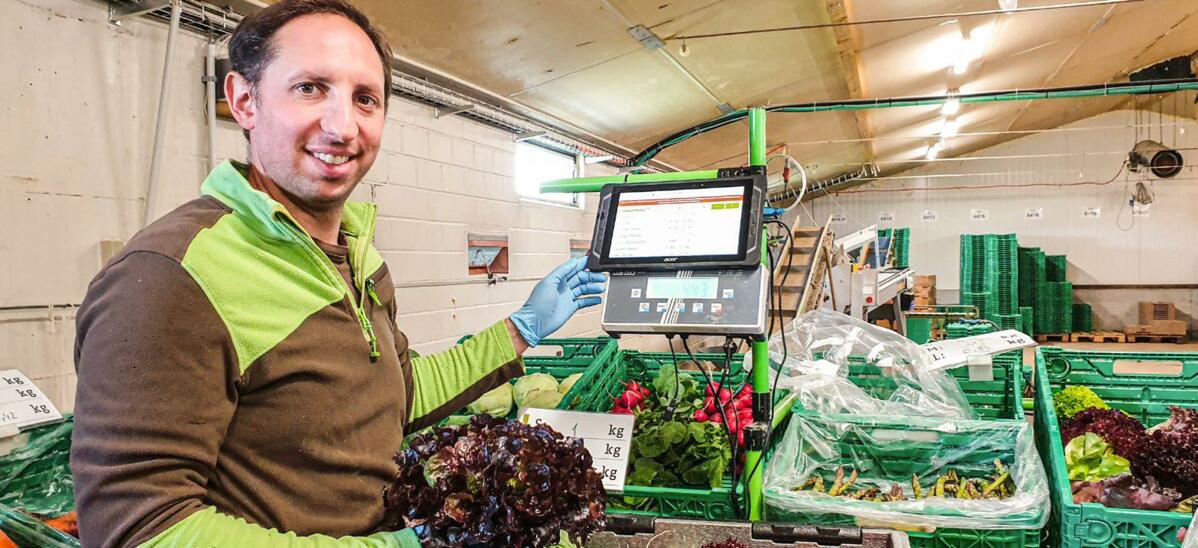 M. Bernhardsgrütter reste toujours connecté : lors de la préparation des commandes, la balance est connectée à la gestion des marchandises via l’applica...