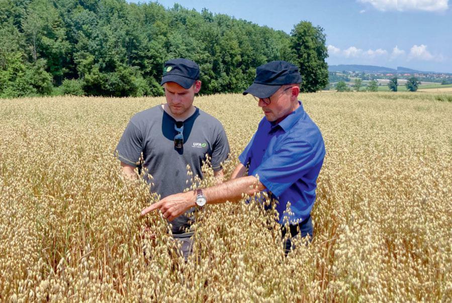 L’agriculteur Marc Lehmann en pleine discussion avec Fortunat Schmid, de fenaco GOF. L’aide au démarrage de fenaco pour l’avoine suisse est un plus pour...