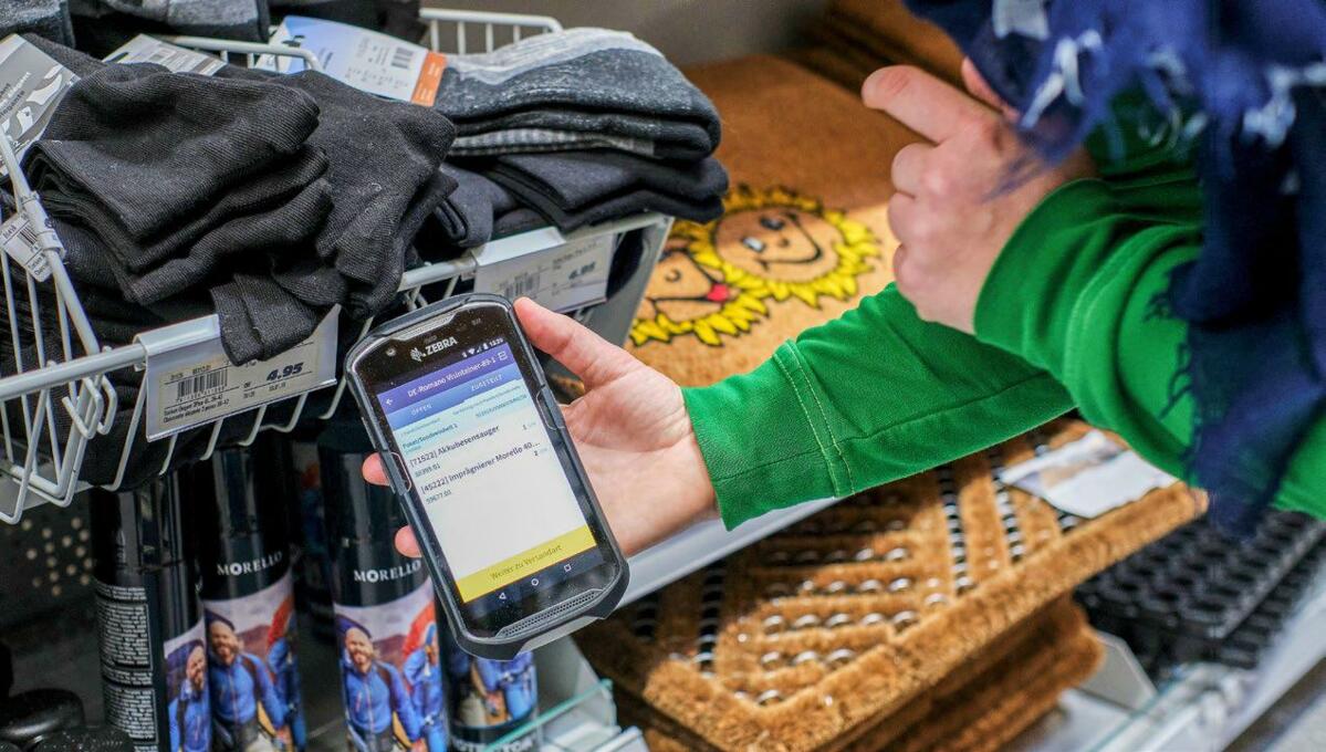 Mitarbeitende erfassen im LANDI Laden die Bestellungen und rüsten die Produkte für die Auslieferung direkt nach Hause. 