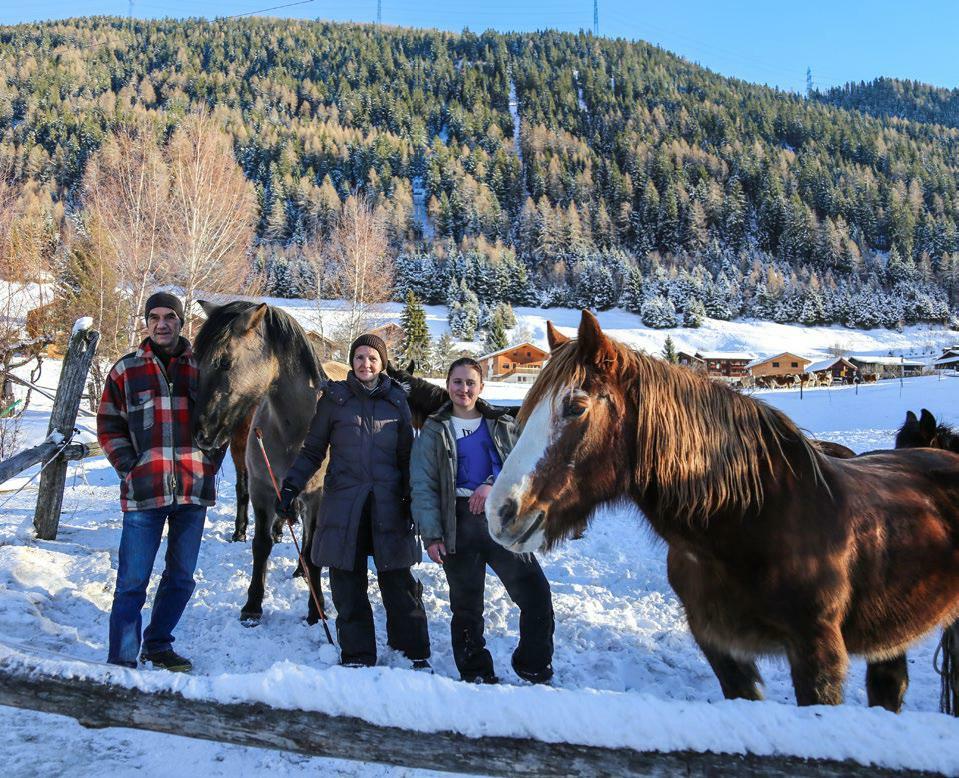 Ruedi und Daniela Schweizer sind innerhalb der Betriebsgemeinschaft vor allem für das Grossvieh zuständig. Daniela trifft man regel mässig mit Touristen...