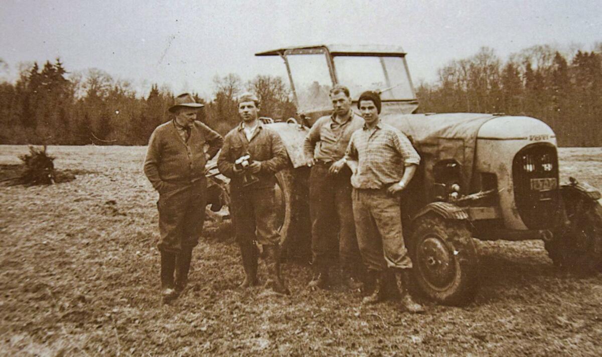 Grâce au tracteur Vevey, le travail était certes moins pénible mais les journées n’en étaient pas moins longues pour l’équipe en charge des campagnes d’...