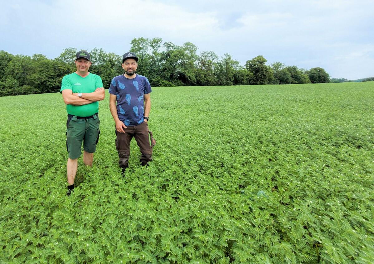Neben der Arbeit als Landwirt und Lohnunternehmer führt René Ritter (rechts), neben Andreas Gass, auch seinen Podcast «Ofebänkli». Hier erhält man einen...
